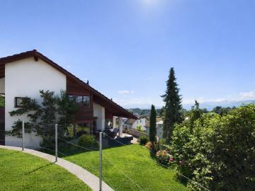 Modernes 9 Zimmer Einfamilienhaus mit Garten in Hombrechtikon