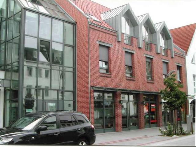 Modernes 2 Zimmer Dachgeschossapartment mit Einbauküche und Aufzug in zentraler Lage