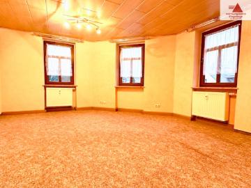 Modernes Tageslichtbad mit Dusche Einbauküche 3 Raum Wohnung in Schlettau im Dachgeschoss!