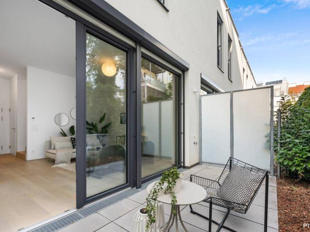 Modernes Townhouse/Atelier mit Terrasse und Garten