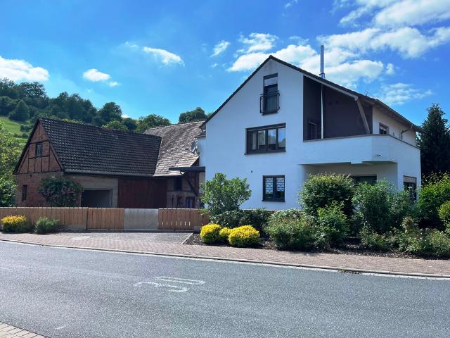 Modernes und großzügiges Zweifamilienhaus mit Scheunen, Hof und wunderbarem Grundstück