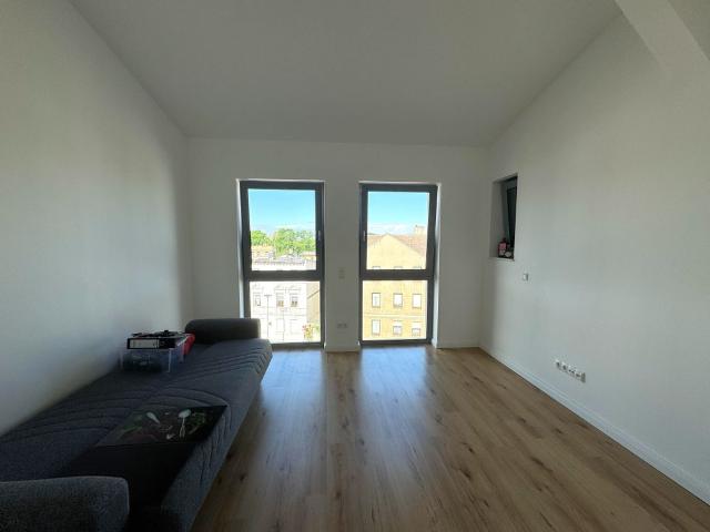Modernes Wohnambiente mit großem Balkon und Fußbodenheizung