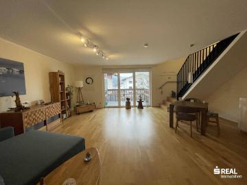 Modernes Wohngefühl auf zwei Ebenen – neuwertige Maisonette Wohnung mit Balkon und traumhaftem Ausblick in Bad Häring