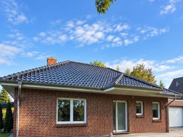 Modernes Wohnen auf einer Ebene! Komfortabler Bungalow mit großer Garage in Osteel