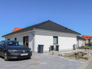Modernes Wohnen auf einer Ebene Stilvoller Neubau Bungalow in ruhiger Lage
