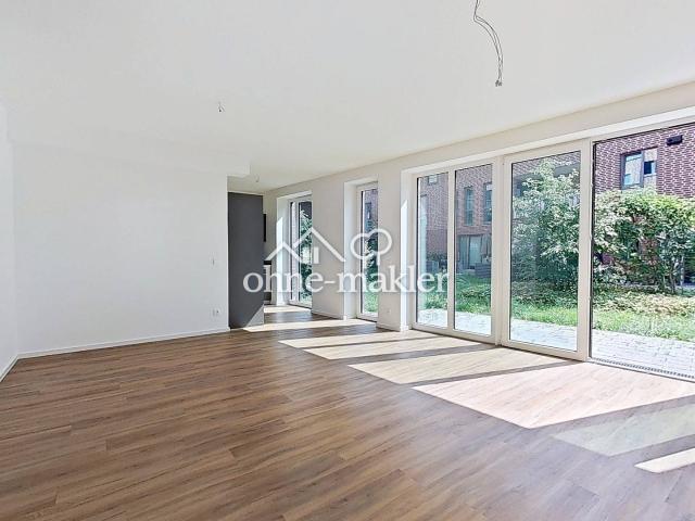 Modernes Wohnen auf zwei Ebenen: Stilvolle Maisonette Wohnung mit eigenem Garten in Rissen