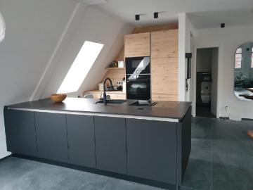 Modernes Wohnen auf zwei Ebenen: 99qm DG Maisonette Saniert 2020