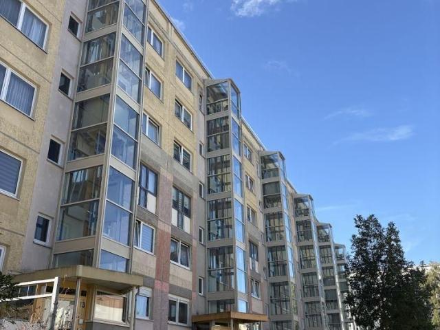 Modernes Wohnen: Aufzug, helle Küche mit Fenster und praktische Abstellkammer