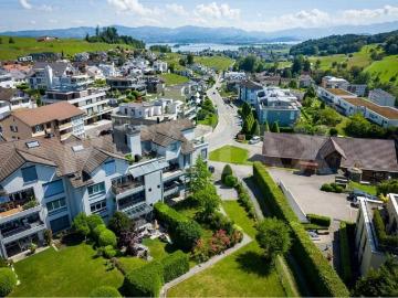 Modernes Wohnen eingebettet in die Natur / Frisch renovierte 4.5 Zimmerwohnung im EG / Im Baurecht
