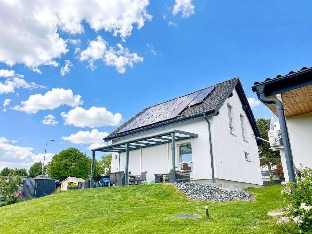 Modernes Wohnen im Grünen: Holzriegel Einfamilienhaus mit Einliegerwohnung & Traumblick auf 1.800m²