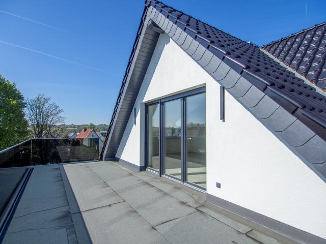 Modernes Wohnen im Dachgeschoss – Neubau mit Kamin und großem Balkon