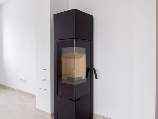 Modernes Wohnen im Dachgeschoss – Neubau mit Kamin und großem Balkon