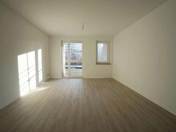 Modernes Wohnen im Neubau: 2 Zimmer mit Balkon, EBK & Top Lage im Zentrum Ost