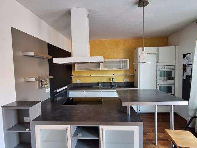Modernes Wohnen im Zentrum – Grosszügige 3 Zimmer Wohnung mit Einbauküche, Balkon & Garage WG geeig