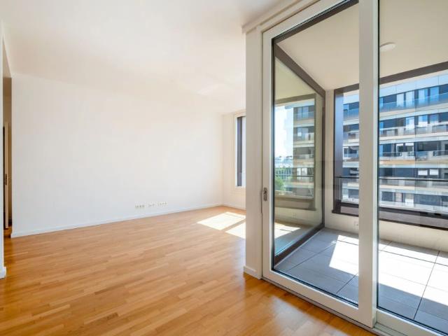 Modernes Wohnen in der Euopacity: 3 Zimmer Apartment mit Wasserblick