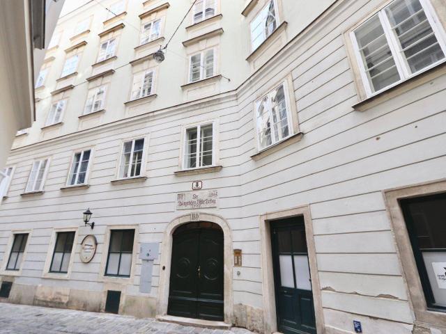 Modernes Wohnen in historischer Biedermeierliegenschaft! Voll möbliertes City Apartment nächst Kärntner Straße!