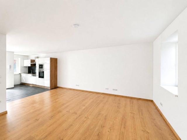 MODERNES WOHNEN MIT BESONDERS GROSSZÜGIGEM GARTEN IN NEUDÖRFL