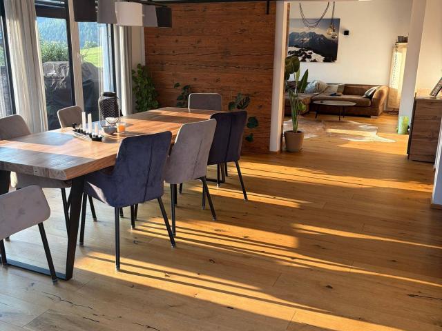 Modernes Wohnen mit Bergblick, Sauna & großer Terrasse – zentral in Waidring