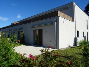 modernes Wohnen mit Gartensitzplatz
