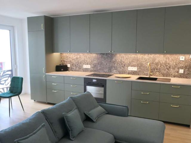 Modernes Wohnen mit Komfort – Vollmöblierte 2 Zimmer Wohnung mit Balkon & Tiefgarage in Ludwigsfelde