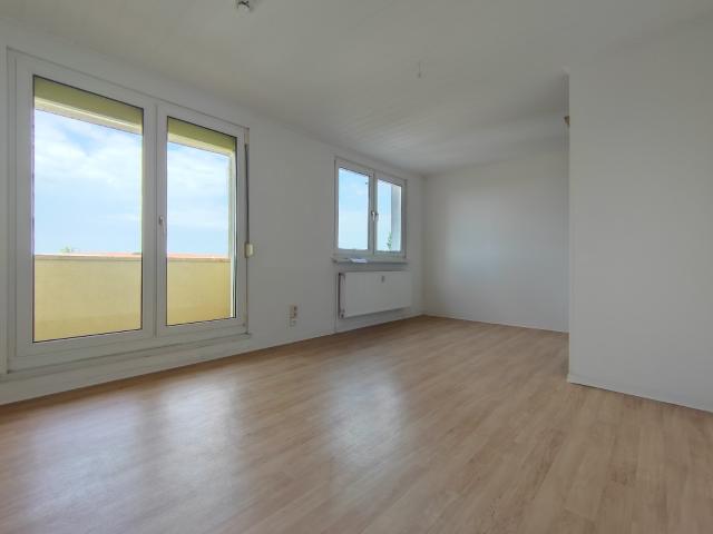 MODERNES WOHNEN mit TRESEN und BALKON