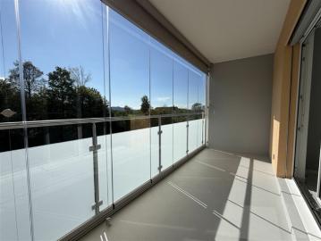 MODERNES WOHNEN MIT VERGLASTEM BALKON UND BLICK INS GRÜNE