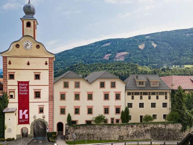 Modernes Wohnen trifft auf historisches Stadtturm Haus. Ihr Lebens t raum in der Künstlerstadt Gmünd. PROVISIONSFREI FÜR DEN KÄUFER!