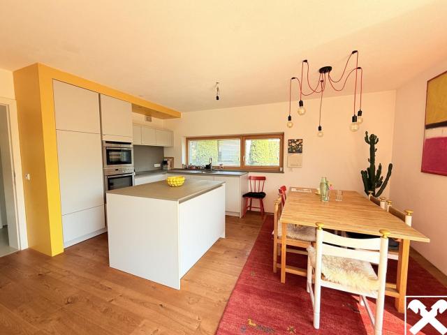Modernes Wohnhaus mit Blick in die Karnischen Alpen