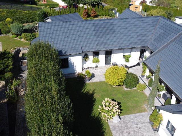Modernes Wohnhaus mit zwei barrierefreien, getrennten Einheiten