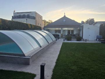 Modernes Wohnjuwel in Bestlage: Generalsanierter Bungalow mit Pool Oase
