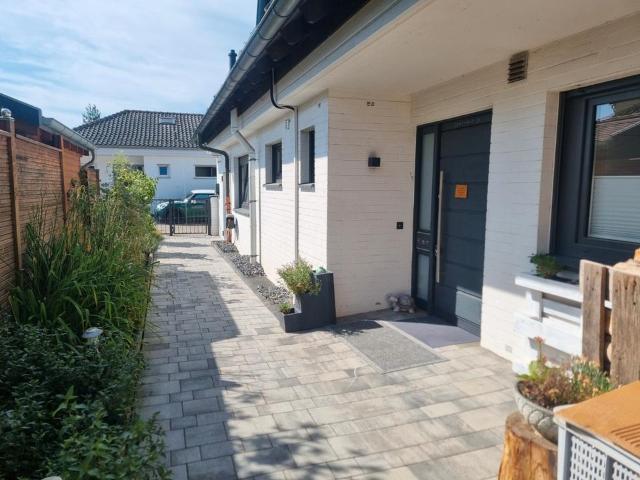 Modernes Zweifamilienhaus mit vermieteter Einliegerwohnung