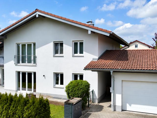 Modernes Zweifamilienhaus mit großem Garten in Stein a. d. Traun
