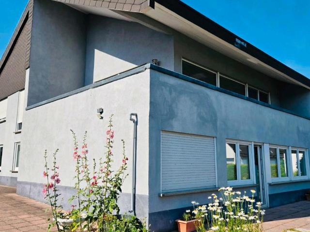 Modernes Zweifamilienhaus mit großem Garten PV & Wärmepumpe