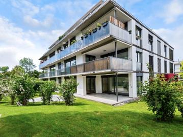 Modernes Zuhause mit Balkon und Blick ins Grüne