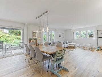 Modernes Zuhause mit Garten für die ganze Familie