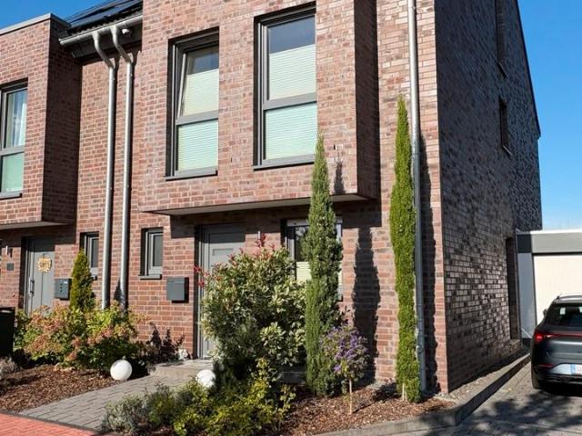 Modernes Zuhause von 2024 m. PV Anlage, Speicher, Garten & Garage