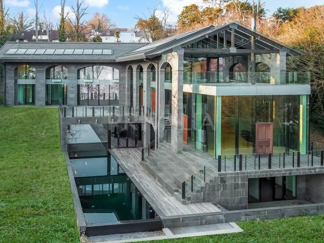 Modernes Anwesen am Wasser mit privatem Zugang zum See
