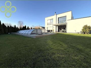 Modernes Architektenhaus _ Eine Wohlfühloase mit überdachtem Pool, Smart Home und ganz viel Herz