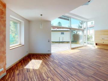 Modernes Architektenhaus mit Schwimmbiotop