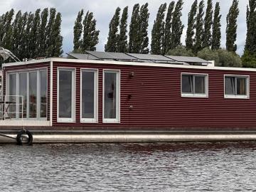Modernes, autarkes Hausboot mit Liegeplatz in Berlin