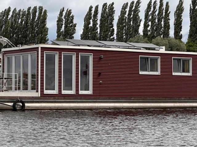 Modernes, autarkes Hausboot mit Liegeplatz in Berlin