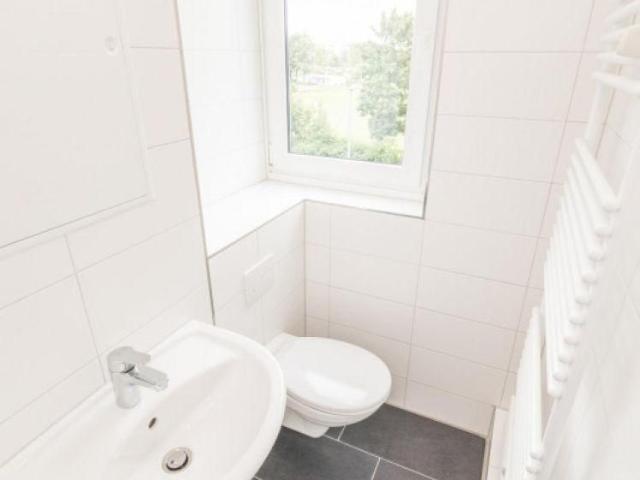 Modernes Bad mit Fenster / Aufzug
