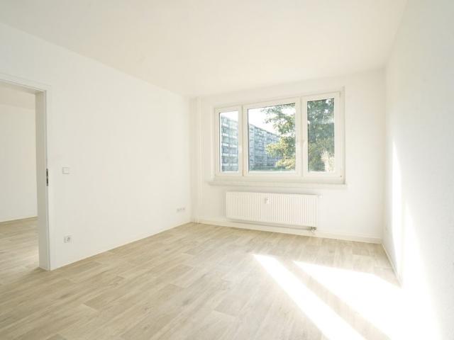 Modernes Bad mit Fenster / Wanne