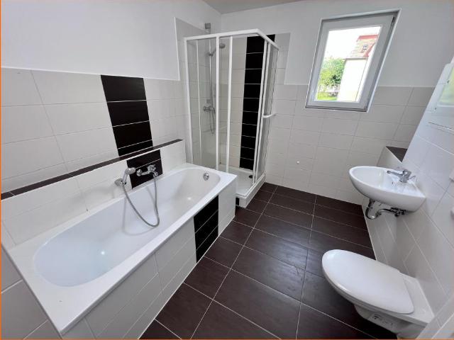 Modernes Bad und Balkon – 4 Raum Wohnung mit Wanne und Dusche zu vermieten!