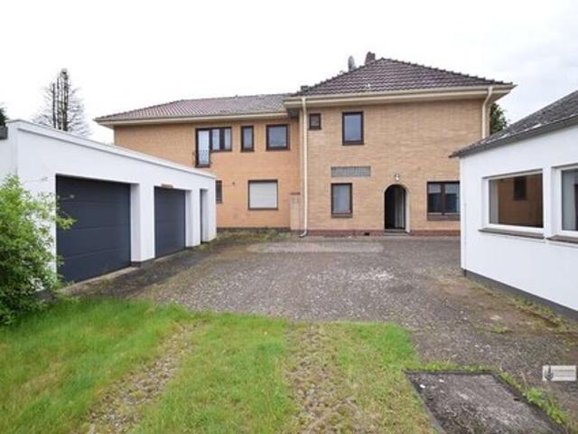 Modernes Bürogebäude Möbliert mit großer Lagerhalle und Carport mit Stellplätzen