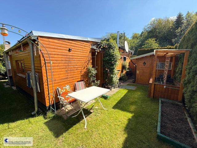 Modernes Campinghaus mit Gartenhütte, Hochbeet und Terrasse