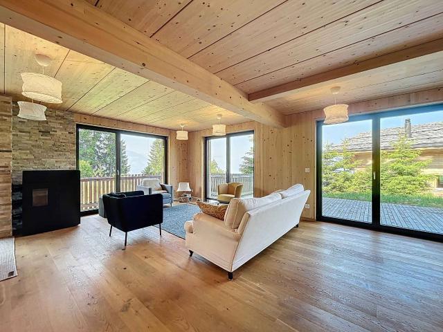 Modernes Chalet mit freiem Blick auf die Berge