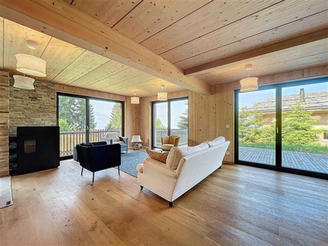 Modernes Chalet mit freiem Blick auf die Berge