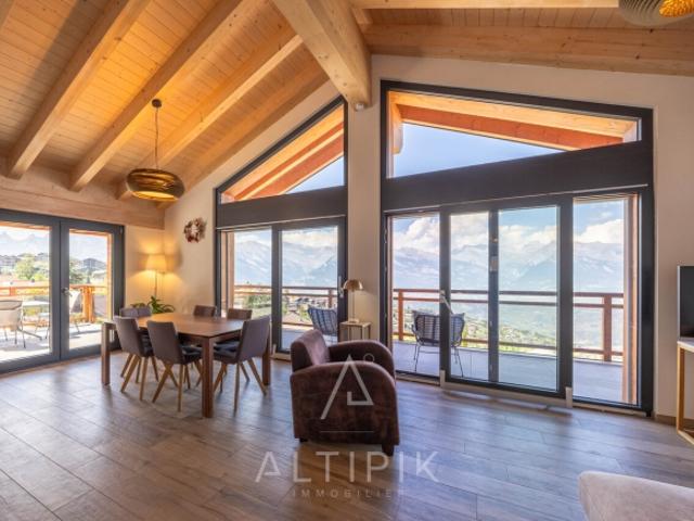 Ein neu erbautes Chalet 2021 vor der Kulisse der Alpen