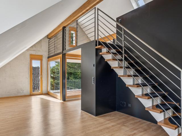 Modernes Dachgeschossloft mit Galerie und Loggia